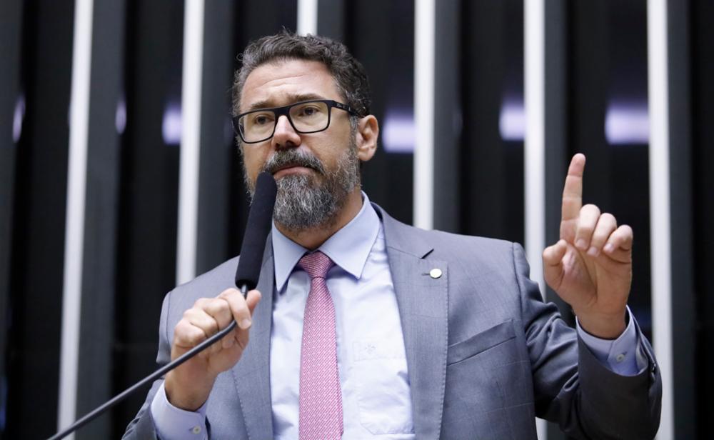 Pollon protocola projeto para derrubar regulamentação da PF sobre CACs