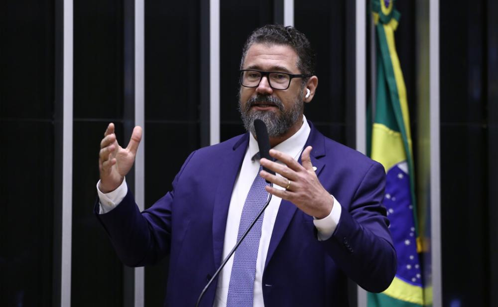 Comissão aprova projeto que susta regras sobre reavaliação psicológica e uso de armas por policiais